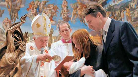 [사진] 교황에게 세례받는 아기