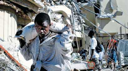 아이티 가는 ‘구호의 길’도 막혔다