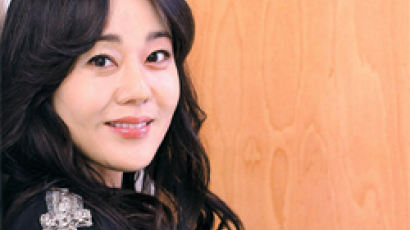 3년 만의 국내 복귀작 ‘하모니’에서 최루연기 보인 김윤진