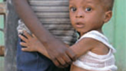 [아이티, 나라가 무너졌다] 무너진 고아원 … 텐트도 없어 밖에서 자