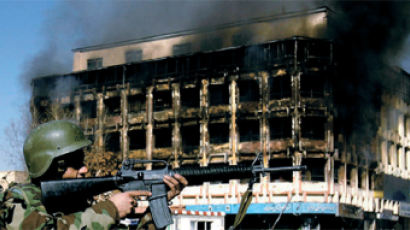 탈레반, 폭탄조끼 입고 대통령궁 난입 시도
