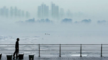 [사진] 안개에 덮인 겨울 도시 … 수채화 같은 풍경