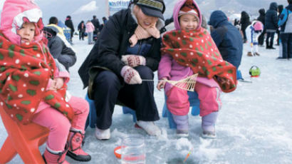 [사진] 인제 빙어축제 즐거운 가족 낚시