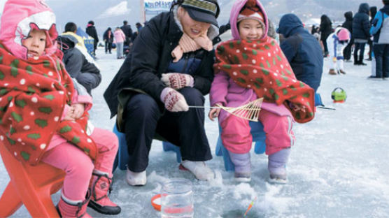 [사진] 인제 빙어축제 즐거운 가족 낚시