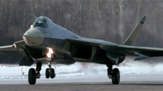 [사진] 러시아 5세대 전투기 T-50 시험 비행서 위용 드러내