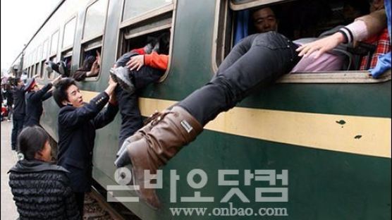 [사진] 중국 '귀성전쟁', 열차 창문으로 탑승