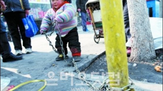 [사진] 2살 아들 거리에 족쇄 채우고 출근