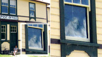 [사진] 100년된 건물 유리창 내다보는 얼굴은?