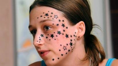 [2009핫뉴스] 딸 얼굴에 별 56개 새긴 문신사에게 손해 배상 청구