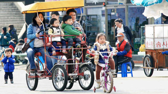 [사진] 온 가족 자전거 타고 봄 마중