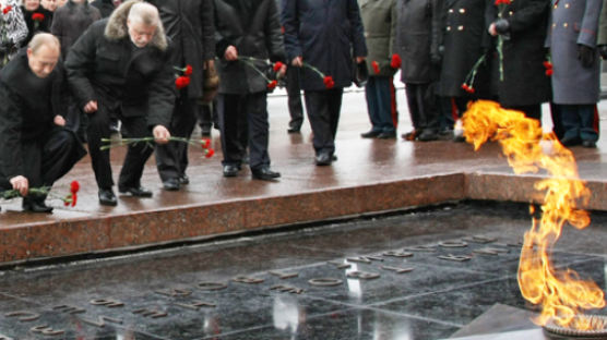 [사진] 푸틴, 2차대전 무명용사묘에 헌화