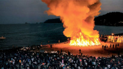 [사진] 달님, 소원 들어주소서 … 해운대 달집 태우기