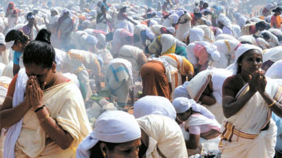 [사진] 힌두교 여성신도 300만 명 영생 기원