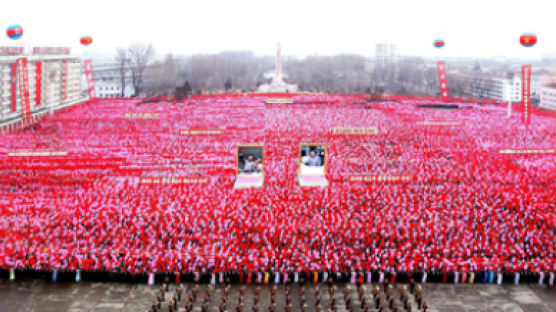[사진] 김정일, 10만 군중집회 참석 … 2400명 ‘무더기 포상’