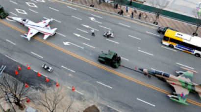 [사진] 도로로 나온 F-5 전투기