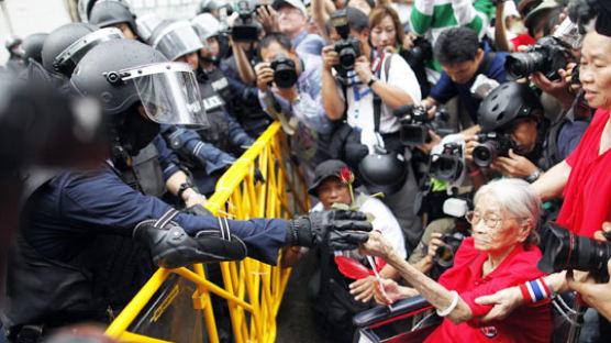 [방콕 시위 현장을 가다] ‘혈액 시위’ 반감 … 농민 참가자 대거 이탈