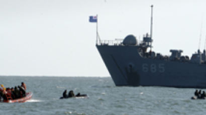 軍, 침몰함 함미 추정 물체 발견…수중카메라 투입