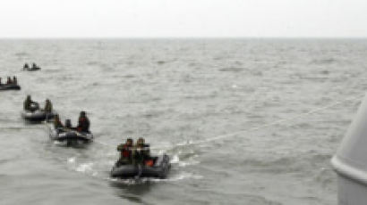 [사진] '밧줄로 연결된' 해난구조대 보트