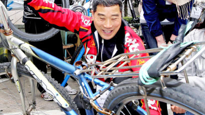 [사진] 자전거 무료로 고쳐 드립니다