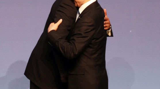 [사진] 이명박 대통령 오바마와 포옹