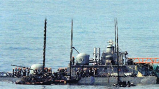 [사진] 대한민국 해군 ‘772 초계함’ 46인 산화 … 함미 인양, 38인 시신 수습