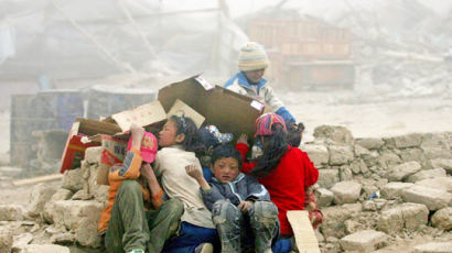 [사진] 종이 박스로 강풍 막는 아이들