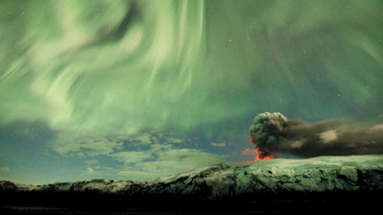 [사진] 아이슬란드 화산 상공에 오로라