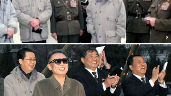 [사진] 천안함 사건 이후 김정일 사진은 유독 웃는 얼굴이 많았다