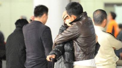 [사진] 중국 송혜교 장우기, 재벌 2세와 공항키스 발각