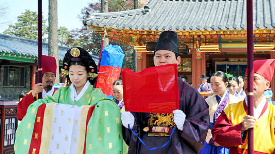 [사진] 연지곤지 찍고 … 호텔서도 전통 혼례