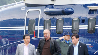 [사진] 이 대통령 전용 헬기 타고 …