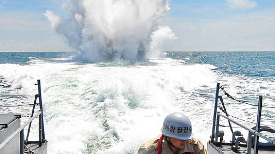 [사진] 잠수함 잡는 폭뢰 … 서해 대잠 훈련