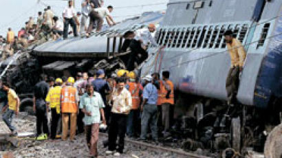 인도 테러 추정 열차사고 80명 숨져