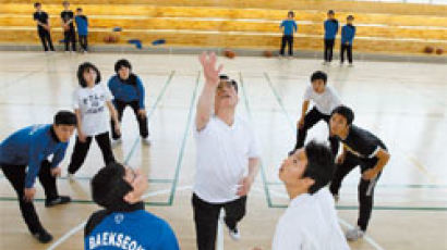 ‘학생들과 농구 수업’ 백석대 하원 총장