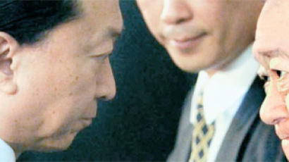 [뉴스분석] 후텐마·정치자금 부메랑 …‘도련님 총리’ 끝내 퇴장