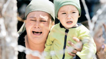 발 묶인 키르기스 난민 8만 명