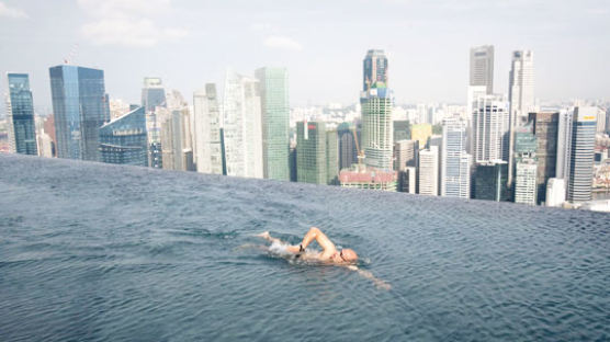 [사진] 바다가 아니라 건물 옥상 수영장이랍니다