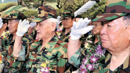 한국군 최초의 유격대 백골병단 26명 “충성! 59년 만에 전역 명 받았습니다”