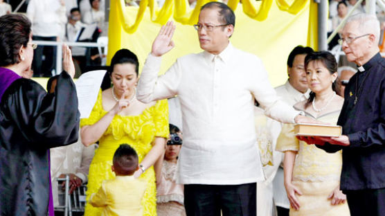 [사진] 선서하는 필리핀 신임 대통령