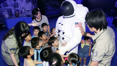 [사진] 우주인과 어린이들