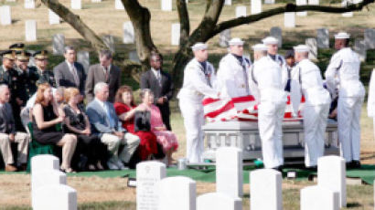 [사진] 한국전 전사 26세 미군 소위 … 60년 만의 장례식