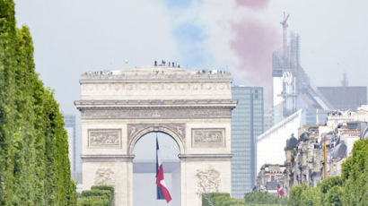 [사진] 프랑스 대혁명 221주년 … 개선문 상공서 삼색 비행