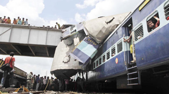 [사진] 인도 열차 추돌 사고 … 61명 사망