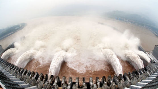 [사진] 중국 대홍수 위기 … 세계 최대 싼샤댐도 안전 위해 문 열어