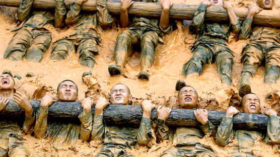 [사진] 버티거나 절규하거나 … 중국 특수부대 훈련