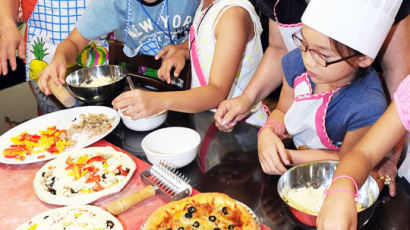 [사진] 어르신·어린이 합작 피자 만들기