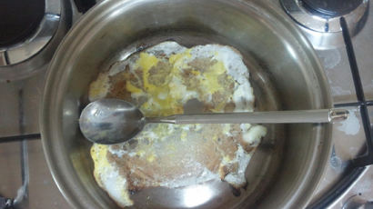 김태호 “계란 프라이 다 탔다” 트위터에 사진