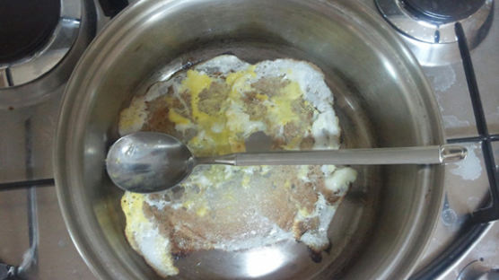 김태호 “계란 프라이 다 탔다” 트위터에 사진