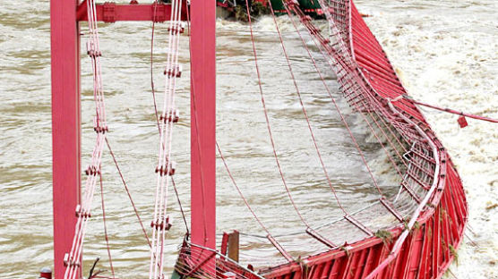 [사진] 폭우에 무너진 곡성 관광명소 ‘두가교’