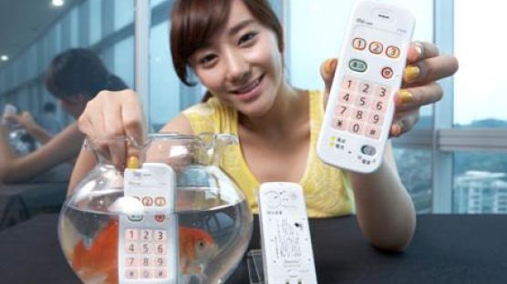 팬택, 중장년층 위한 방수폰 일본서 출시